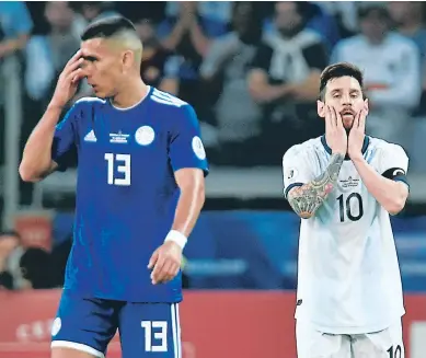  ??  ?? TRISTE. Messi se lamenta tras el empate de Argentina contra Paraguay.
