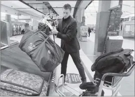  ?? Colleen De Neve/ Calgary Herald ?? Canadian World Junior Team hopeful goalie Laurent Brossoit arrives at the Calgary Internatio­nal Airport on Monday in advance of the team selection camp this week.