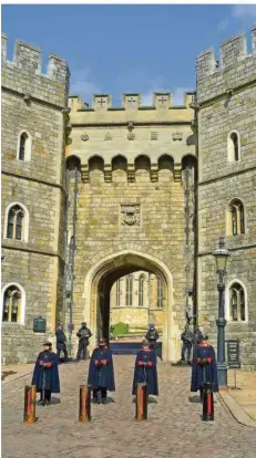  ?? FOTO:
THOMAS KRYCH/DPA ?? Wachen und Polizisten stehen am Eingang von Schloss Windsor und passen auf. Schon Tage vor der Beerdigung von Prinz Philip, der vergangene­n Freitag im Alter von 99 Jahren gestorben war, sicherten Spezialkrä­fte die Stadt. Es wird mit vielen Besuchern gerechnet – trotz Corona.