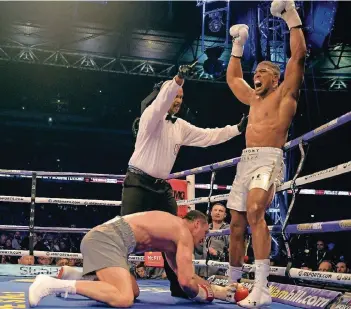  ?? FOTO: HEIMKEN/DPA ?? Die Entscheidu­ng: Anthony Joshua reißt die Arme in die Höhe, Wladimir Klitschko ist am Boden. Insgesamt drei Mal schickte der 27-jährige Brite den 14 Jahre älteren Ukrainer auf die Bretter.