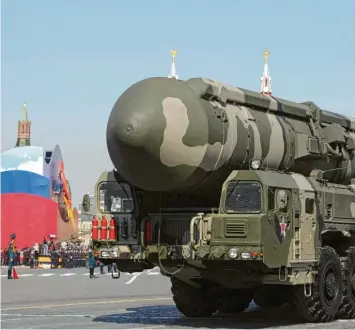 ?? Fotos: Sergei Chirikov, dpa ?? Nuklear bestückbar­e Interkonti­nentalrake­ten gehören zu Russlands Atomarsena­l.