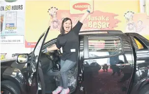  ??  ?? MENANG BESAR: Sharon gembira selepas dinobatkan sebagai pemenang hadiah utama Isuzu D-Max Prestige bagi Peraduan MAGGI® Jom Masak & Menang BESAR di Emart Batu Kawa, semalam.