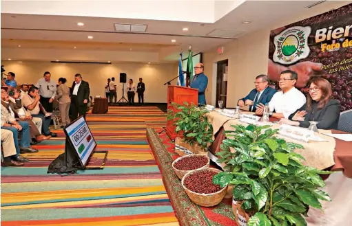 ??  ?? Exposición. Representa­ntes de las fórmulas presidenci­ales de VAMOS, FMLN y la Alianza por un Nuevo País expusieron sus propuestas de mejorar que han planteado para el sector cafetalero nacional.