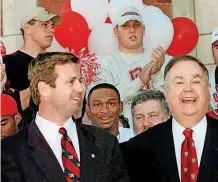  ?? [OKLAHOMAN ARCHIVES] ?? Bob Stoops, left, and David Boren share a laugh on Dec. 1, 1998, the day Stoops was introduced as the OU coach.