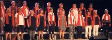  ?? (Photo J. D.) ?? Les choristes suisses du Cantus Laetius de Genève ont apporté leurs couleurs sous le Pont.