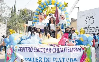  ?? /EVERARDO NAVA ?? Los carros alegóricos llenaron de color las calles