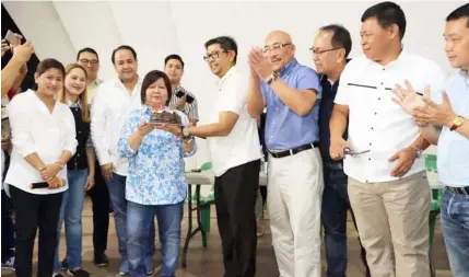  ?? Chris Navarro ?? HAPPY BIRTHDAY NANAY. Pampanga Gov. Lilia ‘Nanay’ Pineda gets an early birthday greeting from Vice-Gov. Dennis ‘Delta’Pineda and board members Fritzie David Dizon, Cherry Manalo, Moshe Lacson, Nelson Calara, Benny Jocson, Anthony Torres, Gabby Mutuc, Jun Canlas, Rosve Henson and Pol Balingit during yesterday’s multi-sectoral assembly at the Bren Z. Guiao Convention Center in the City of San Fernando.—