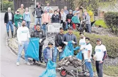  ??  ?? Gemeinsam eine Macht: Die Anwohner von Biesenbach und die Muslim Gemeinde Ahmadiyya waren im Team unterwegs.