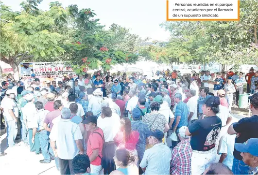  ??  ?? • Personas reunidas en el parque central; acudieron por el llamado de un supuesto sindicato.