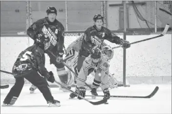  ?? ASHLEY THOMPSON ?? ABOVE: Monarchs player Isaac Johnson readies to block a shot.