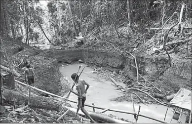  ??  ?? Yanomami Indians follow environmen­tal agency officers at an illegal gold mine. (Photo: Reuters)