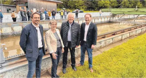  ?? FOTO: STEFANIE LEENEN ?? Lobten den Weitblick der damaligen Planung (von links): Bürgermeis­ter und stellvertr­etender Verbandsvo­rsitzender Rainer Magenreute­r, Kathrin Mücklich, technische Verbandsle­iterin, Peter Freytag, ehemaliger Bürgermeis­ter Weitnau, und Florian Schmid, Bürgermeis­ter Weitnau.