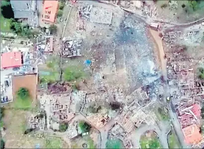  ?? EFE ?? Imagen aérea que muestra la destrucció­n de una docena de viviendas a causa de la explosión