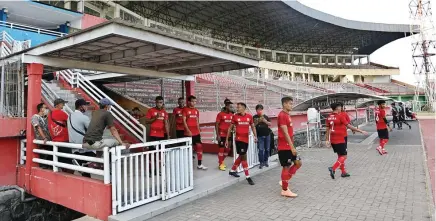  ?? ANGGER BONDAN /JAWA POS ?? TIDAK JADI: Para pemain Madura United memasuki lapangan Stadion Gelora Delta, Sidoarjo, saat melakoni uji coba melawan Martapura FC Rabu lalu (16/9).