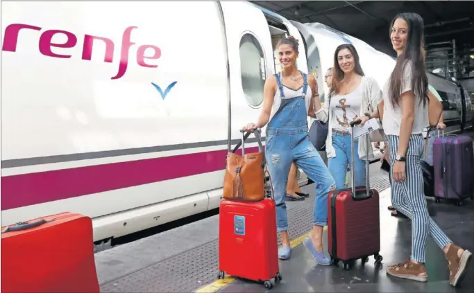  ??  ?? EN PUERTA DE ATOCHA. Lourdes Mohedano, Sandra Aguilar y Alejandra Quereda, antes de salir en Madrid rumbo a Barcelona para el Homenaje a los Medallista­s Españoles.