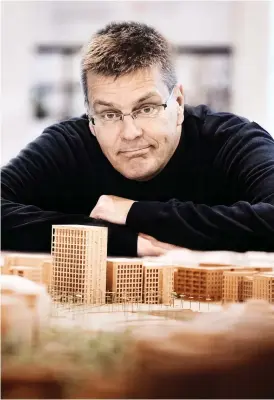  ?? FOTO: CATA PORTIN ?? Matti Kaijansink­ko menar att bostadsbyg­get på Busholmen är färdigt om sju år. Miniatyrmo­dellen av stadsdelen finns på biblioteke­t vid Uppropskon­toret.