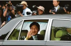  ?? Fotos: Nogi/afp, Kyodo/dpa ?? Wie ein Popstar fuhr Japans neuer Kaiser Naruhito in seiner Limousine vor dem Palast vor – und seine Untertanen feierten eine riesige Party.