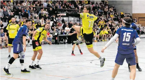  ?? FOTO: BODON ?? Ohne Leistungst­räger Michael Reck (beim Sprungwurf) reisen die Handballer des TSV Bad Saulgau am Sonntag zum Auswärtssp­iel nach Söflingen.