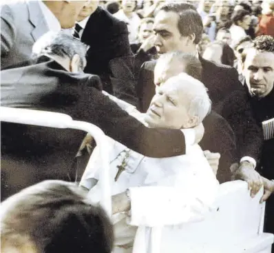  ?? Efe ?? Juan Pablo II es asistido, tras recibir el disparo, el 13 de mayo de 1981, en la plaza de San Pedro del Vaticano.