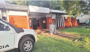  ?? ?? La comisaría 18ª de Yatytay, en el departamen­to de Itapúa, que fue atacada por los asaltantes que robaron el cajero.