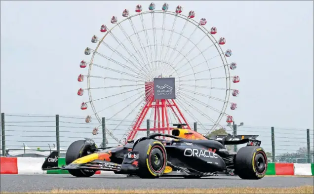  ?? ?? Max Verstappen pasa por delante de la noria de Suzuka con el Red Bull RB20 propulsado por Honda durante la jornada del sábado del GP de Japón en la que se anotó la pole.