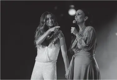  ??  ?? ROCK IN RIO. Gisele Bündchen e Ivete Sangalo cantan “Imagine”.