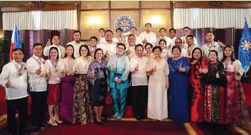  ??  ?? THE TAGUM City Delegation led by Mayor Allan Rellon and Vice Mayor Eva Lorraine Estabillo pose for posterity after the awarding rites of the 2019 Honor Awards Program of the Civil Service Commission. CIO Tagum