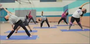  ??  ?? IMAGEN DE LA SESIÓN de Yoga ofrecida a estudiante­s de la escuela primaria Arizona Desert, el martes, en la segunda semana del programa implementa­do en el plantel por el Distrito Escolar de Gadsden, dirigido por la sicologa Jane Mendoza.