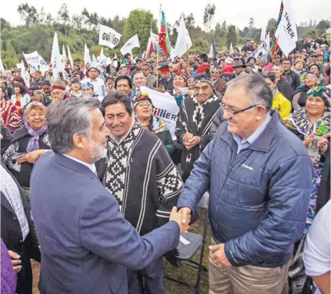  ??  ?? ► Guillier con el senador electo Francisco Huenchumil­la, ayer, en Temuco.