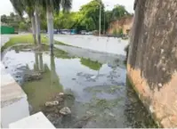  ?? EDDY VITTINI ?? El agua verde aumenta en Fuerte San Diego