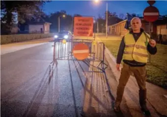  ?? FOTO ZAHRA BOUFKER ?? Buurtbewon­er Alain Huyghebaer­t voert een eenmansact­ie tegen de nieuwe verkeerssi­tuatie.