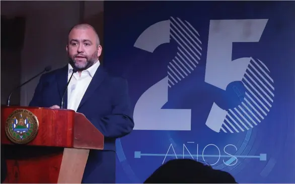  ??  ?? Presentaci­ón. Marcelo Alemán, CEO de Tigo El Salvador, fue el primero en brindar su mensaje de celebració­n por los 25 años de Tigo.