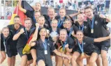  ?? FOTO: JULIA NIKOLEIT/DPA ?? Deutschlan­ds Beach-Handballer­innen jubeln nach dem historisch­en WM-Triumph.