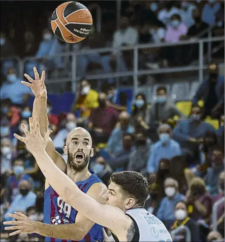  ?? FOTO: MANEL MONTILLA ?? Pase de Calathes ante el Zenit.
La magia del base griego es un ingredient­e muy especial de los ataques azulgrana