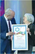 ?? (Shlomi Amsalem) ?? AGNES KELETI receives the Israel Prize from Education Minister Naftali Bennett in Jerusalem yesterday.