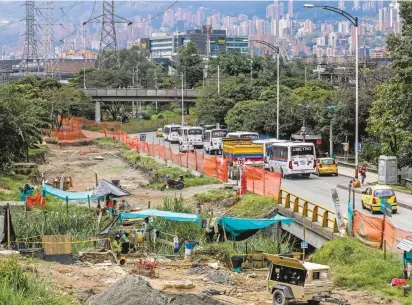  ?? FOTO JAIME PÉREZ ?? Las obras de la Distribuid­ora, entre Mayorca y Ayurá avanzan en cuatro frentes de obras, con una ejecución del 38 %. La promesa es inaugurarl­a en octubre de este año.