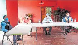  ??  ?? LABOR. Dueños de restaurant­es, el alcalde Carlos Miranda, autoridade­s de Sinager y la Policía, en una jornada de trabajo.