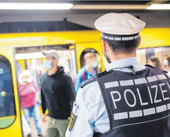  ?? FOTO: SEBASTIAN GOLLNOW / DPA ?? Auch in Stuttgart wird die Maskenpfli­cht im öffentlich­en Nahverkehr von der Polizei kontrollie­rt.