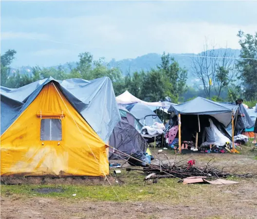  ??  ?? Matsch und Regen: Unterhalb der Stadt Velika Kladuša in der bosnischen Krajina befindet sich ein improvisie­rtes Flüchtling­slager.