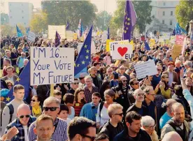  ?? EPA ?? In marcia per l’Europa.Alcuni dei 700mila manifestan­ti scesi in piazza sabato a Londra per chiedere un nuovo voto su Brexit