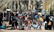  ?? MOADH AL-DULAIMI/GETTY-AFP ?? Displaced Iraqis haul their belongings Monday near Ramadi after fleeing Islamic State militants in the Fallujah area.