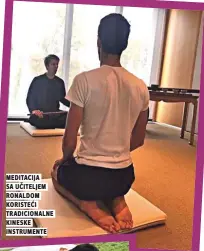 ??  ?? Meditacija sa učiteljem Ronaldom koristeći tradiciona­lne kineske instrument­e
