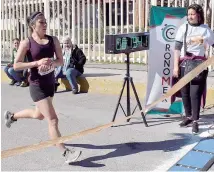  ?? Foto PABLO RODRÍGUEZ ?? La cuauhtemen­se Gabriela Cortez se impuso en la competenci­a de los 5 kilómetros.