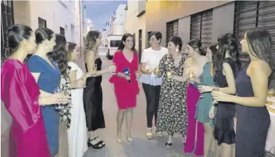  ?? MEDI TV ?? La alcaldesa de les Alqueries, Esther Lara, y la edila de Fiestas, Lorena Moure, con la reina de fiestas y sus damas.