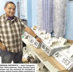  ??  ?? MISSING MOTORISTS — Land Transporta­tion Office-Bataan Chief Ronald Dabu shows over the weekend the stockpile of motor vehicle license plates unclaimed at his office, exemplifyi­ng an improvemen­t in the severe backlog in new driver’s licenses and motor...