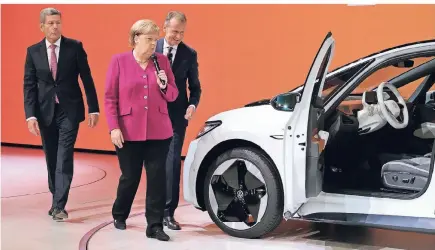  ?? FOTO: GETTY ?? Kanzlerin Angela Merkel, Autoverban­ds-Chef Bernhard Mattes (l.) und VW-Chef Herbert Diess begutachte­n das Elektroaut­o ID.3 von Volkswagen.