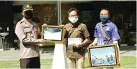  ?? CHUSNUL CAHYADI/JAWA POS ?? JADI MOTIVASI: Foto karya Fajar Mujianto yang memenangi lomba bertema Polisi Bermanfaat. Foto atas, Kapolres Gresik Kusworo Wibowo menyerahka­n piagam dan hadiah kepada Fajar sebagai juara di mapolres kemarin.