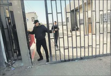  ?? Said Khatib AFP/Getty Images ?? A PALESTINIA­N security worker shuts the gate of the Kerem Shalom border crossing, the main passage point for goods entering Gaza, after it was closed Sunday by Israel after the discovery of a tunnel underneath.