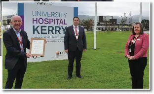  ??  ?? BELOW: Cllr Kelleher makes a presentati­on to Fergal Grimes and Amanda Coulson of UHK.