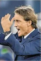  ?? BILD: SN/AFP ?? Italiens Teamchef Roberto Mancini zittert um Platz eins.